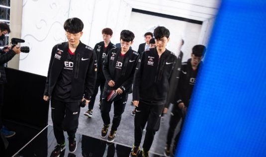 Falcons , 3DMAX , TyLoo , 和 aurora 在 FISSURE Playground 2 中赢得初赛